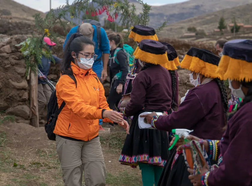 femmes communales avec leurs costumes traditionnels colorés et leurs masques